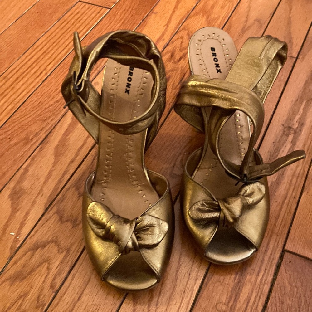 Bronx shoes size 40 inch 3” inch heels wrap around ankle & buckle gold with bow